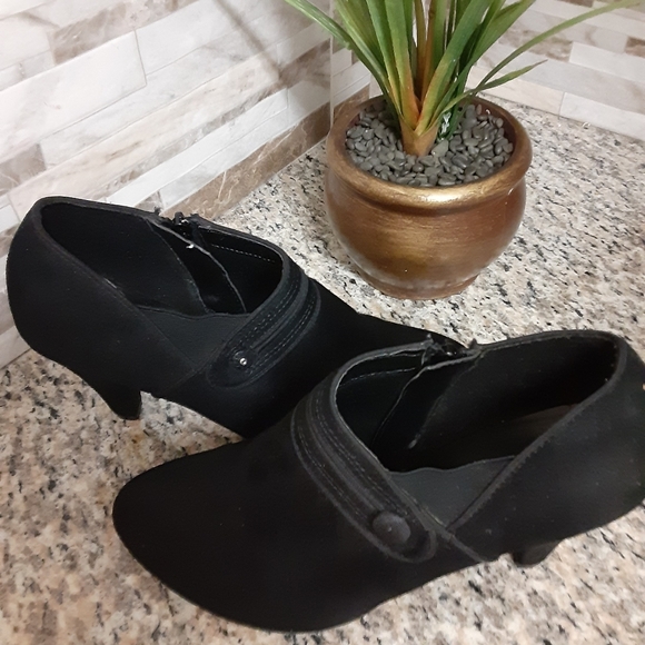 Shoes - Black boots, Zippers side